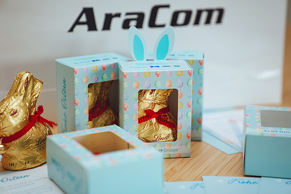 Lindt Osterhase in Werbekartonag mit Logo