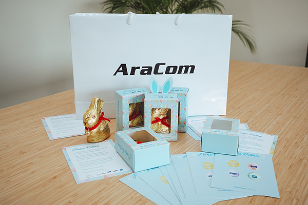 Lindt Osterhase in Werbekartonag mit Logo