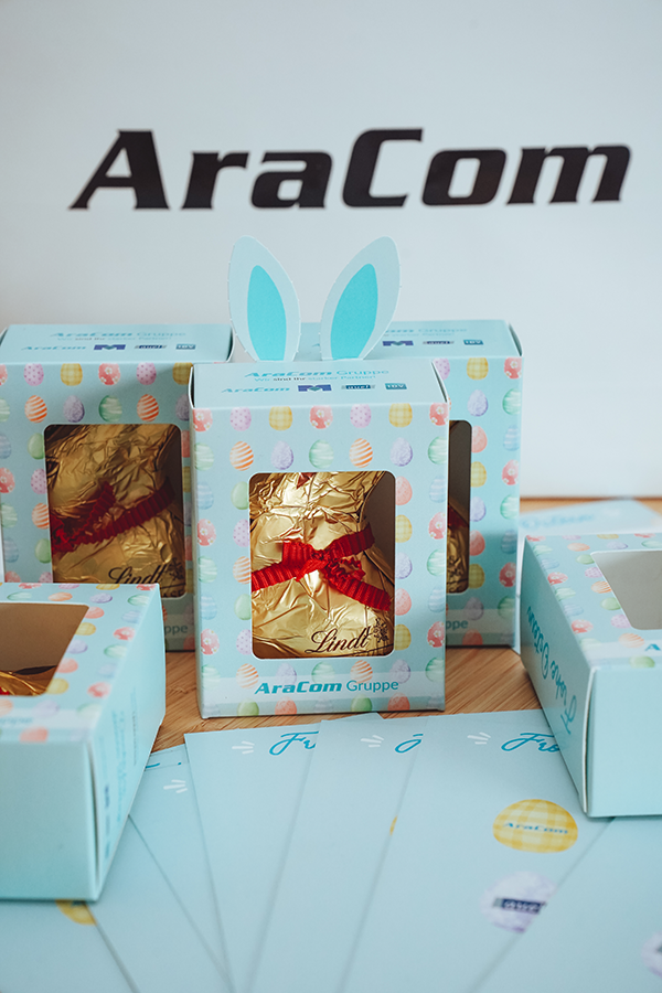 Lindt Osterhase in Werbekartonag mit Logo