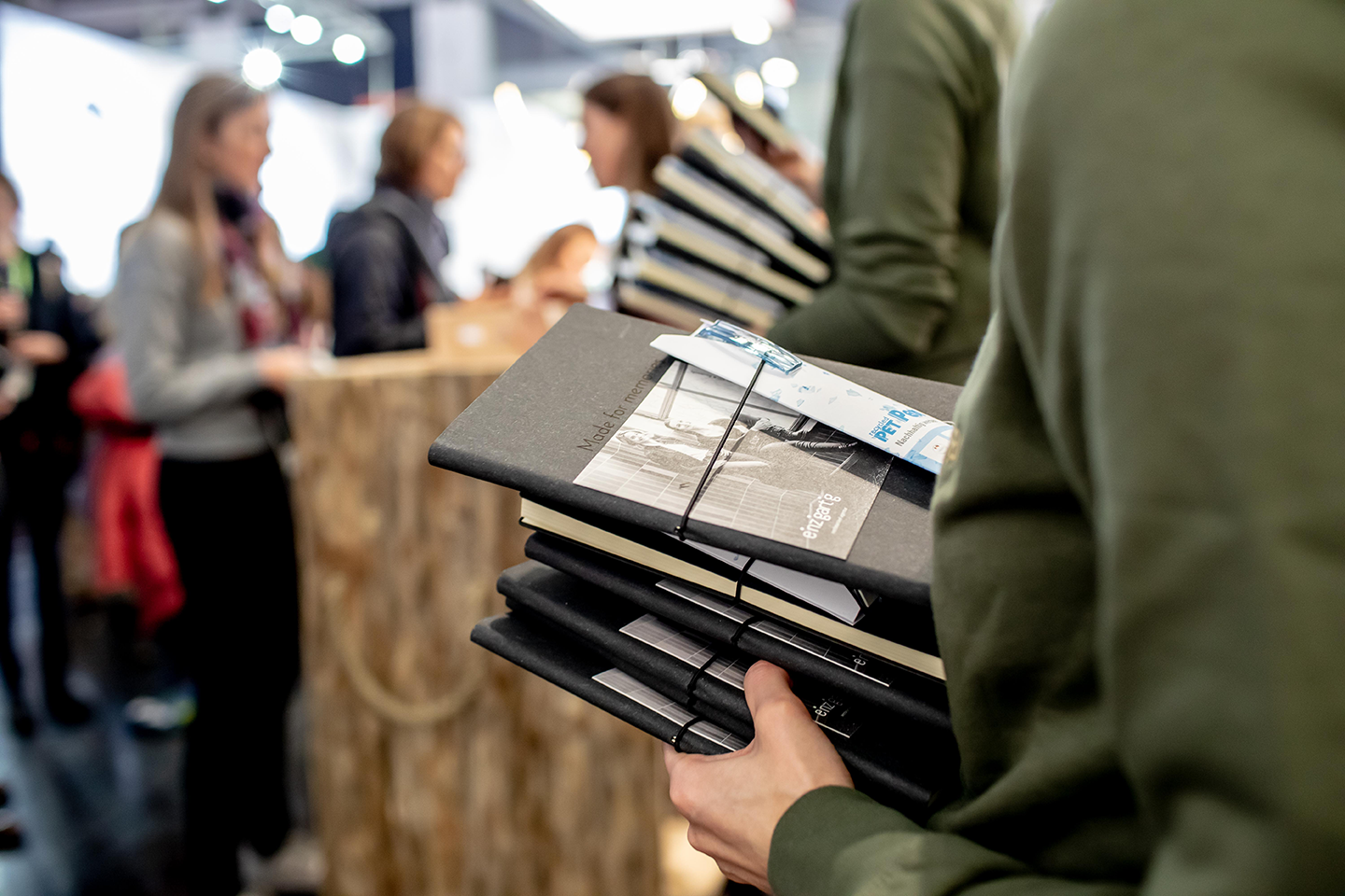 Kundenbindung mit Werbeartikeln, Notizbuch auf einer Messe